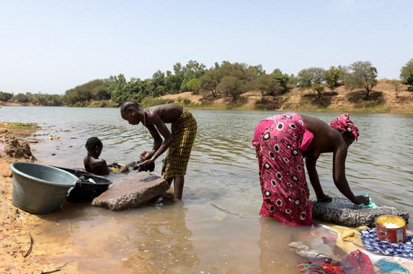 Femmes et enfants au bord de la rivière près de Gouloumbou, le 12 mai 2016. &copy; Seyllou /AFP