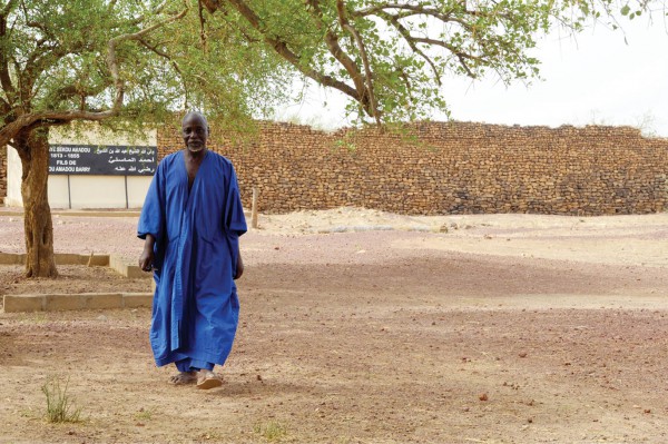Mahamoudou Barry, gardien du mausolée de Sékou Amadou, à Hamdallay, détruit par des inconnus en mai 2015. &copy; Mahamadou Barry, gardien du mausolée de Sékou Amadou, à Hamdallay
