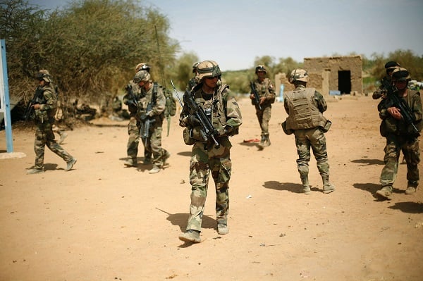 Des soldats français sécurisent une zone près de Gao, au Mali, en 2013. &copy; Jerome Delay/AP/SIPA