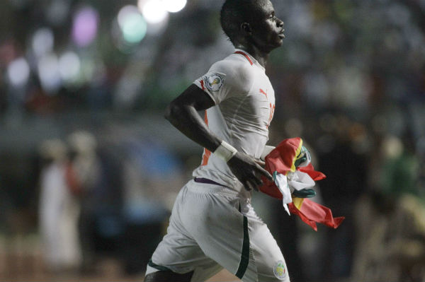 Le Sénégalais Sadio Mané, drapeau national en main, lors d'un match face au Liberia en 2012. &copy; Rebecca Blackwell/AP/SIPA