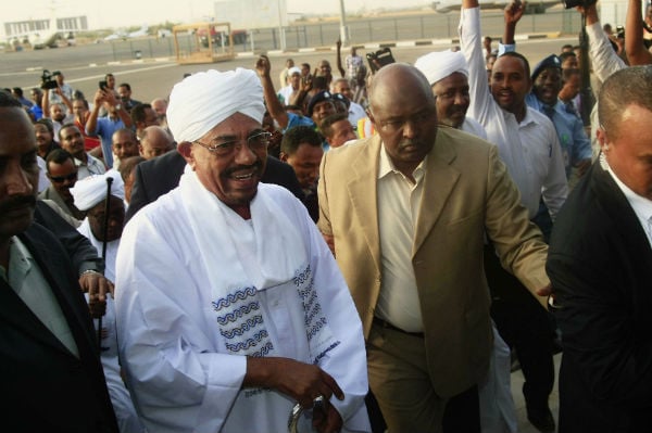 Omar el-Béchir, à son arrivée à l'aéroport de Khartoum en juin 2015, de retour d'Afrique du Sud. &copy; Abd Raouf/AP/SIPA