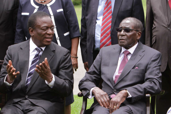 Emmerson Mnangagwa et Robert Mugabe, en 2014 au palais présidentiel. &copy; Tsvangirayi Mukwazhi/AP/SIPA