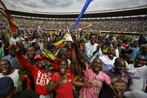 La foule, dans le stade d'Harare, ce vendredi 24 novembre. &copy; Ben Curtis/AP/SIPA