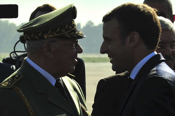 Ahmed Gaid Salah, vice-ministre de la Défense et chef d’état-major de l’armée avec le Président français Emmanuel Macron en décembre 2017. &copy; Anis Belghoul/AP/SIPA