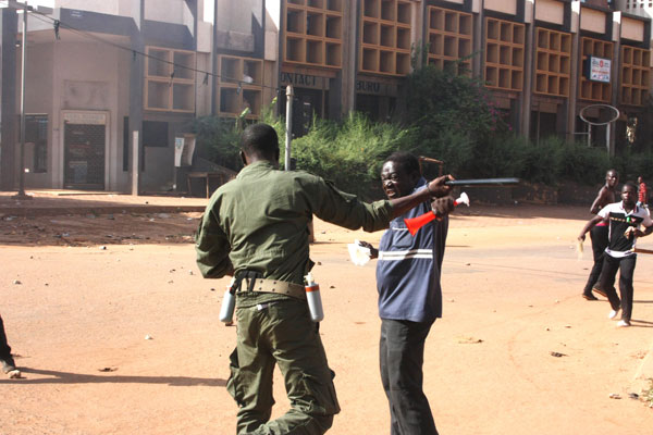 sama &copy; Ce manifestant exige devant le policier la levée du blocus aux alentours de l&rsquo;Hémicycle, Ouagadougou le 30 octobre 2014. © Hippolyte Sama.