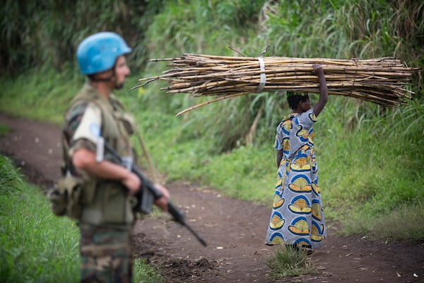 Un Casque bleu de la mission de l'ONU en RDC patrouille dans la région de Beni, dans l'est du pays, le 14 mars 2014. &copy; Flickr / United Nations Photo