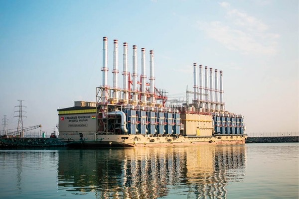 La barge Aysegül Sultan (235 MW), amarrée dans le port de Tema, au Ghana. &copy; KARPOWERSHIP