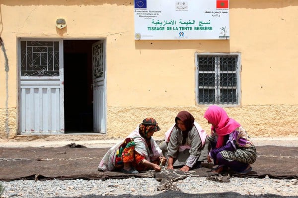 Pour s'assurer un revenu, des Tazmamariennes tissent des tentes… que personne ne vient leur acheter. &copy; CÉCILE TREAL ET JEAN-MICHEL RUIZ/MAROCIMAGES /J.A.