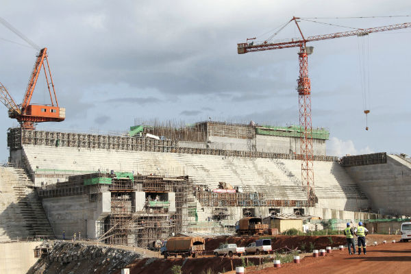 Le barrage hydroélectrique de Lom Pangar, au Cameroun (ici en août 2015, un mois avant sa mise en eau partielle), garantir une puissance de 70 MW. &copy; Jean-Pierre Kepseu / Panapress/Max PPP