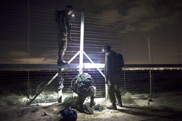 Des soldats israéliens réparent une brèche dans la clôture érigée dans le sud de Gaza, le 8 juillet 2015. &copy; ronen zvulun/REUTERS