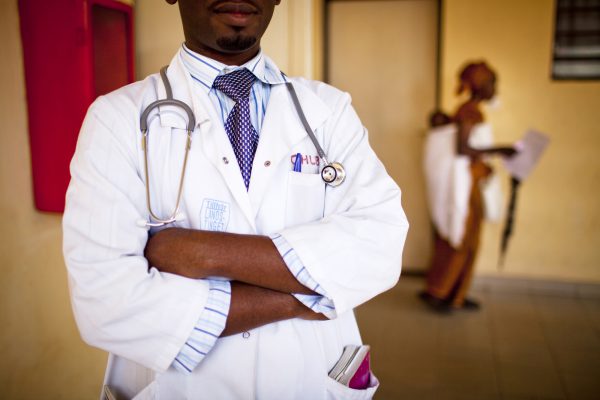 Un médecin dans un hôpital rwandais. (Illustration) &copy; Antonin Borgeaud pour JA