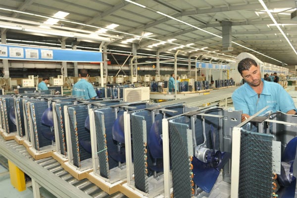 Dans une usine du groupe industriel Condor à Bordj Bou Arréridj (Algérie): fabrication de climatiseurs. &copy; Sidali Djenidi pour JA