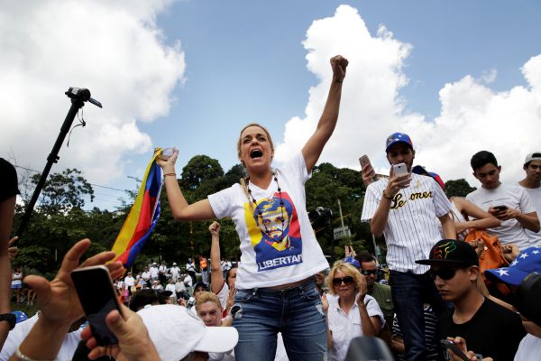 Lilian Tintori, aux côtés des manifestants, se bat pour la libération de son mari, Leopoldo Lopez, en prison depuis 2014. &copy; Marco Bello/REUTERS