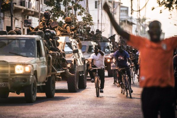 Les troupes sénégalaises de la Cedeao marchent sur la State House, à Banjul. &copy; Sylvain Cherkaoui pour JA
