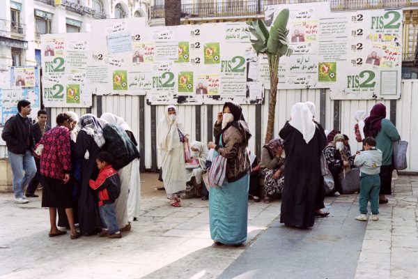 Affiches du Front islamique du salut (FIS), dans les rues d’Alger, le 14 janvier 1992, après la démission de Chadli et l’annulation des législatives. &copy; Abdelhak Senna et Andre Durand/AFP