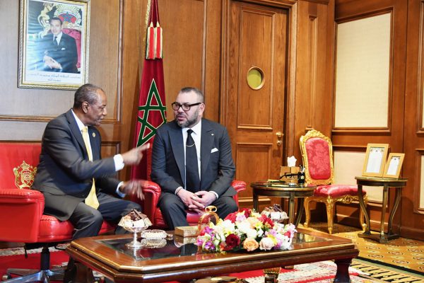 Mohammed VI (à dr.) s’entretenant avec le nouveau président de l’UA, Alpha Condé, le 31 janvier 2017. &copy; MAP