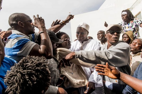 Khalifa Sall se rendant à la convocation du doyen des juges d’instruction au palais de justice de Dakar, le 7 mars 2017. &copy; Youri Lenquette/JA