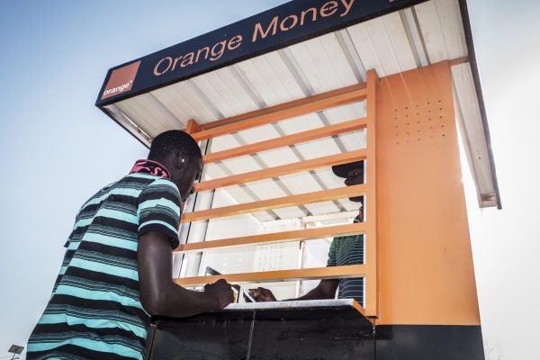 Kiosque d’Orange Money, à Dakar, Sénégal. &copy; Sylvain Cherkaoui/JA