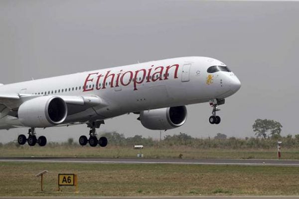 Un Airbus A350 de la compagnie Ethiopian Airlines atterrit sur la piste tout juste refaite de l'aéroport d'Abuja, le 18 avril 2017. &copy; Sunday Aghaeze/AP/SIPA