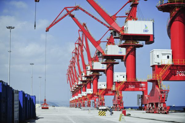 Les nouvelles grues géantes du Doraleh Multi-Purpose Port (DMP), terminal portuaire en construction par des entreprises chinoises. A Doraleh (Djibouti) le 13 mars 2017 &copy; Vincent Fournier/JA