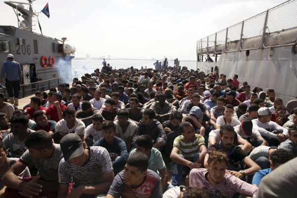 Quelques 300 migrants sur un bateau qui accoste en Libye, après avoir été interceptés par les garde-côtes libyens. &copy; Mohame Ben Khalifa/AP/SIPA