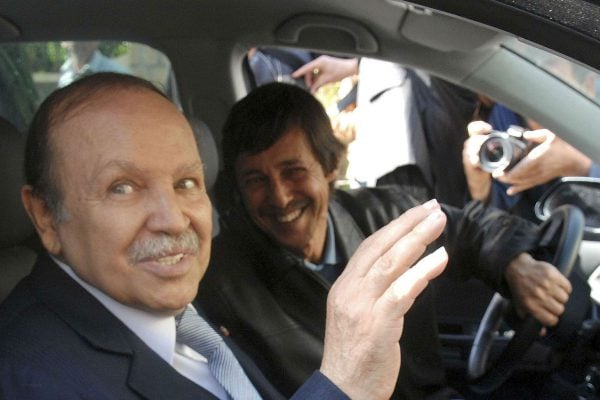 L'ancien président algérien Abdelaziz Bouteflika lors de sa réélection le 10 avril 2009, conduit par son petit frère Saïd. &copy; AP/SIPA