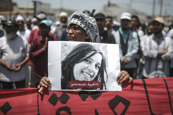 Une manifestante avec le portrait de Silia, une activiste marocaine arrêtée en marge des protestations dans le Rif. &copy; Mosa&rsquo;ab Elshamy/AP/SIPA