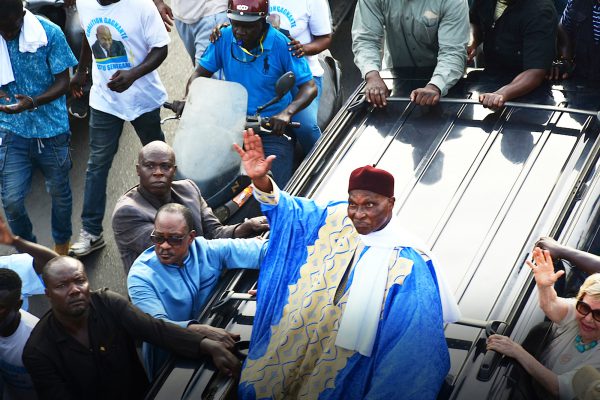 L’ex-chef de l’État Abdoulaye Wade acclamé par la foule à son arrivée à Dakar, le 10 juillet. &copy; Photo VN/EAHOUNOU/AID pour JA