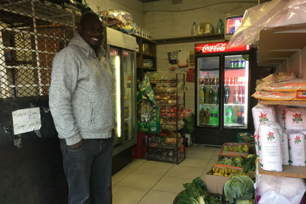 Issa dans son épicerie. © Thandiwe Cattier