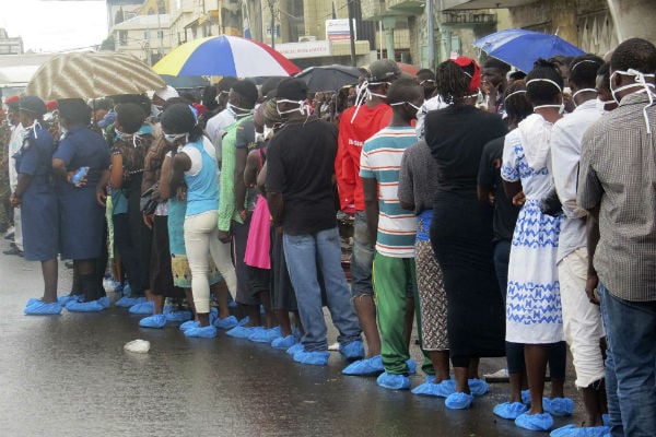 Des proche des victimes des coulées de boue au Sierra Leone font la queue devant la morgue pour identifier les morts, à Freetown, le 16 août 2017. &copy; Manika Kamara/AP/SIPA