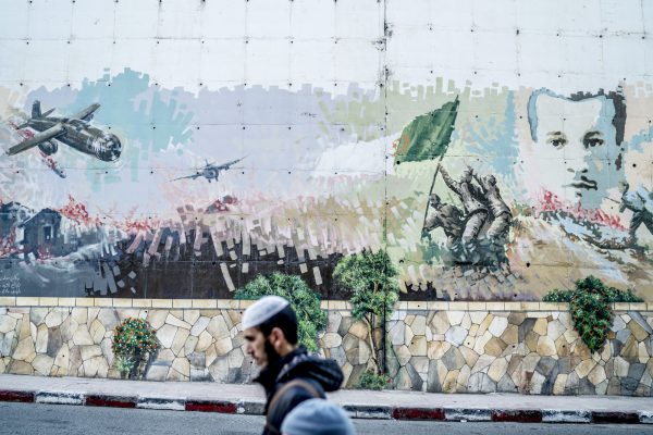 Une fresque magnifiant la guerre d’indépendance et célébrant ses martyrs (ici Mourad Didouche) dans une rue d’Alger. &copy; ANDREW TESTA/REDUX-REA