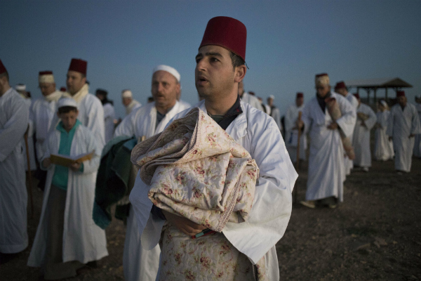 Pèlerins palestiniens et israéliens, sur le Mont Gerizim, à l'ouest de Naplouse, le 17 avril 2017. &copy; Dan Balilty/AP/SIPA