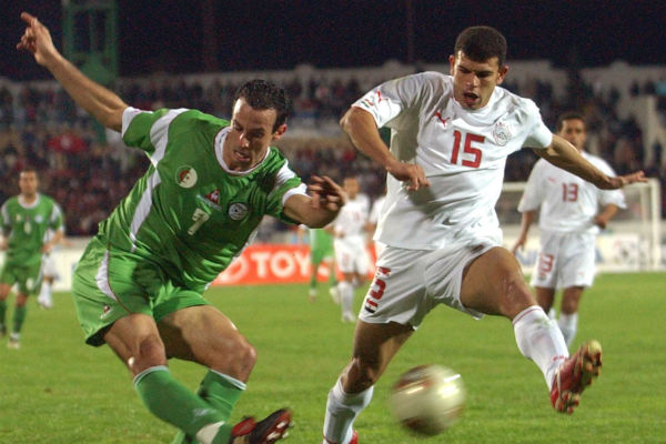 Abdelmalek Cherrad (à g.) lors du match Égypte-Algérie à Sousse, en Tunisie, lors de la CAN 2004, le 29 janvier. &copy; REMY DE LA MAUVINIERE/AP/SIPA