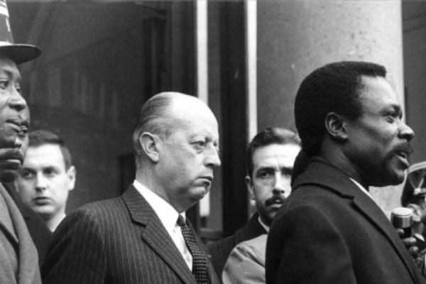 Voyage en France du président de la République gabonaise Albert-Bernard Bongo du 6 au 10 juillet 1970. Arrivé, à l'Élysée, il est accueilli par Jacques Foccart, secrétaire général de l'Élysée aux Affaires africaines, le 6 juillet 1970. &copy; Présidence Gabon