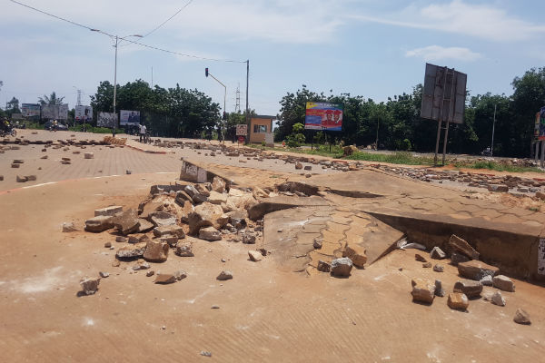 Des pavés descellés à Lomé après des affrontements entre les forces de l'ordre et des manifestants de l'opposition, jeudi 5 octobre. &copy; Edmond d&rsquo;Almeida pour JA