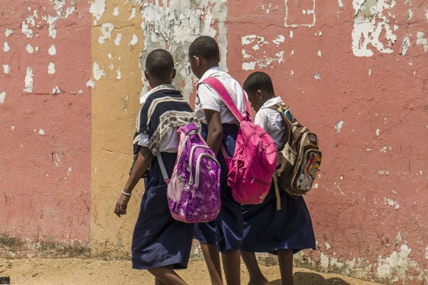 Collégiennes à la sortie des cours à Abidjan, Côte d'Ivoire. &copy; Jacques Torregano / JA