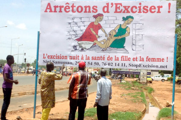 Campagne d'affichage contre l'exclusion à Bamako par l'ONG Sini Sanuman. &copy; DR / Advocacy Project / Sini Sanuman