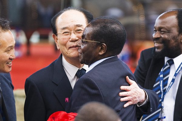Numéro deux du régime, Kim Yong-nam salue Robert Mugabe, en mai 2009 à Pretoria, lorsde l’investiturede Jacob Zuma. &copy; Getty Images