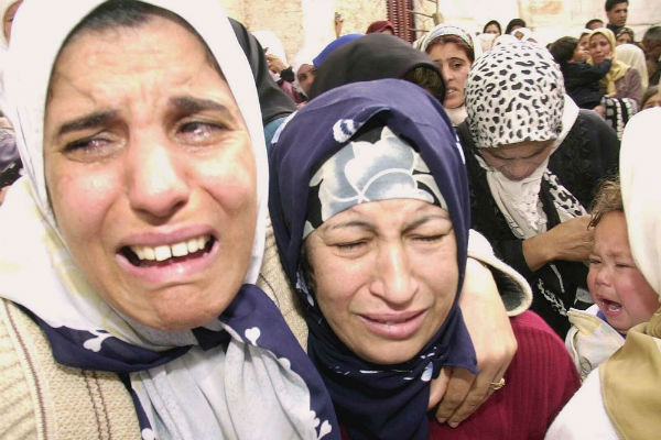 Lors des funérailles de douze personnes tuées lors d'une attaque à Ahmeur El Ain attribuée aux islamistes, le 26 février 2003. &copy; NABIL/AP/SIPA/AP/SIPA