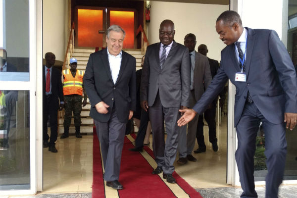 Antonio Guterres accueilli par le Premier ministre centrafricain Simplice Sarandji à son arrivée à l'aéroport de Bangui, mardi 24 octobre 2017. &copy; Joel Kouam/AP/SIPA