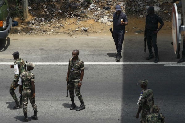 Des soldats ivoiriens fidèles à Laurent Gbagbo, aux abords du quartier Abobo en mars 2011. &copy; Rebecca Blackwell/AP/SIPA