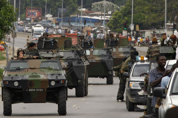 Une colonne de blindés de l'armée française croise un patrouille des Forces républicaines, en avril 2011 à Abidjan. &copy; Rebecca Blackwell/AP/SIPA