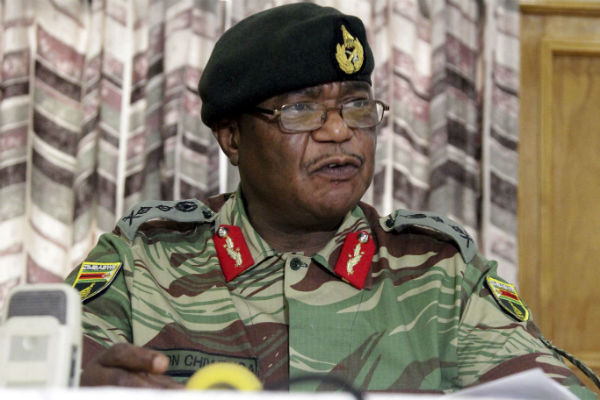 Le général Constantino Chiwenga, commandat en chef des armées du Zimbabwe, lors d'une conférence de presse le 13 novembre. &copy; Tsvangirayi Mukwazhi/AP/SIPA