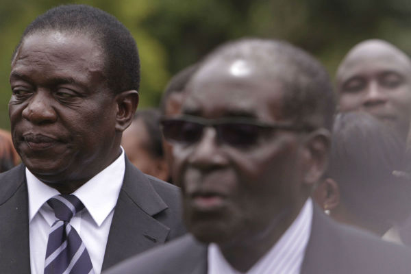 Emmerson Mnangagwa (g) se tient en retrait de Robert Mugabe lors de la prestation de serment de ce dernier, à Harare, en décembre 2014. &copy; Tsvangirayi Mukwazhi/AP/SIPA