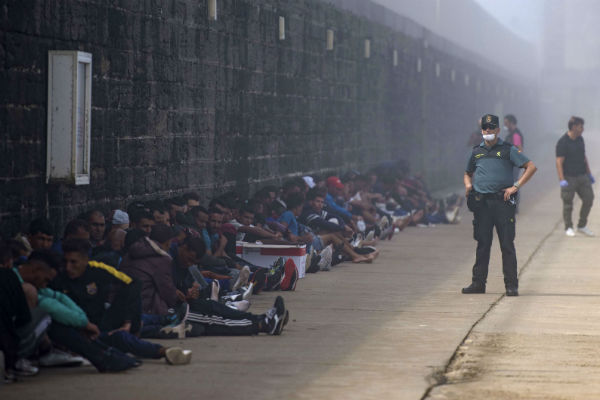 Des policiers espagnols surveillent un groupe de migrants à Tarifa, en 2015. &copy; Marcos Moreno/AP/SIPA