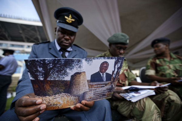 Des officiers zimbabwéens lors de l'investiture d'Emmerson Mnangagwa, le 24 novembre 2017. &copy; Ben Curtis/AP/SIPA