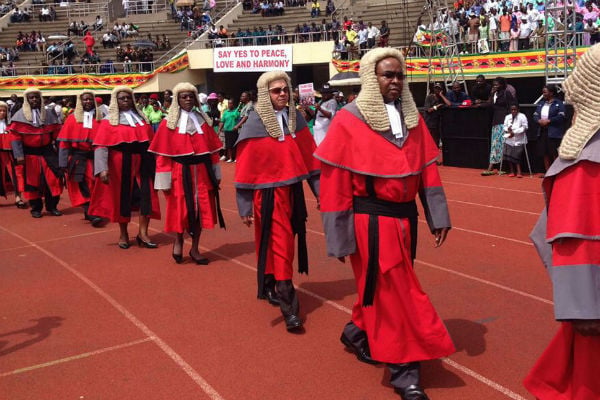 Les juges arrivent dans le stade, ce vendredi 24 novembre, pour l'investiture de Emmerson Mnangagwa. &copy; Christopher Torchia/AP/SIPA