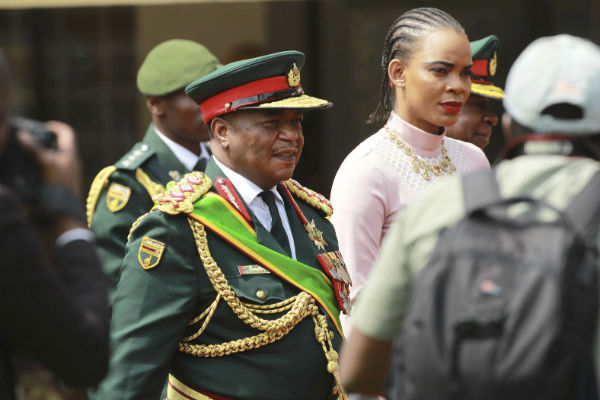 Le général Constantino Chiwenga, qui a mené le coup contre Mugabe, arrive à l'investiture de Emmerson Mnangagwa, le 24 novembre 2017. &copy; Tsvangirayi Mukwazhi/AP/SIPA