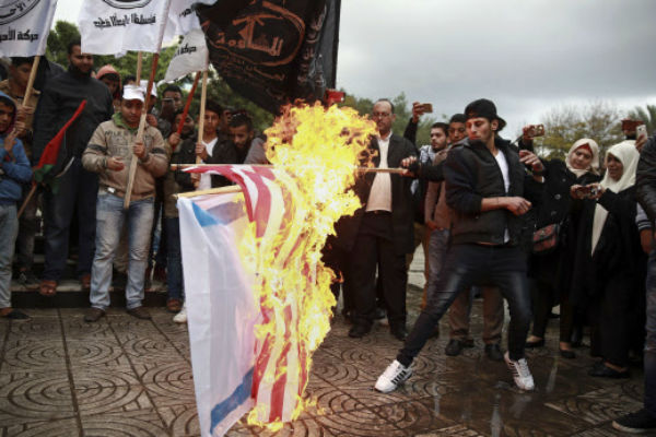Des Palestiniens brûlent un drapeau américain et un drapeau israélien à Gaza, ce mercredi 6 décembre 2017. &copy; Khalil Hamra/AP/SIPA