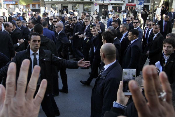 Emmanuel Macron dans les rues d'Alger, ce jeudi 7 décembre. &copy; Anis Belghoul/AP/SIPA